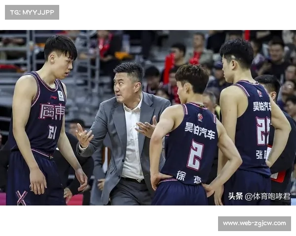 杜锋指导小朋友互动环节亲和力满分球迷日温馨瞬间获热烈点赞